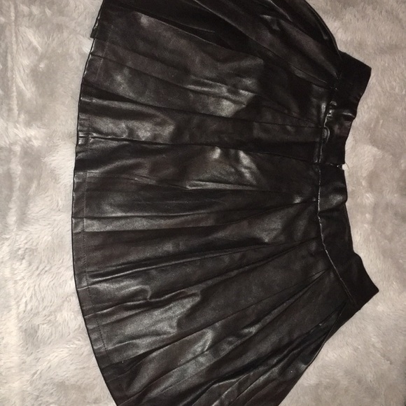 Forever 21 black pleather skirt - Picture 1 of 3